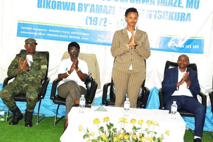 Minisitiri Uwase (uhagaze) ahamya ko icyerekezo cyo kugeza abaturage ku mazi meza kidasubira inyuma