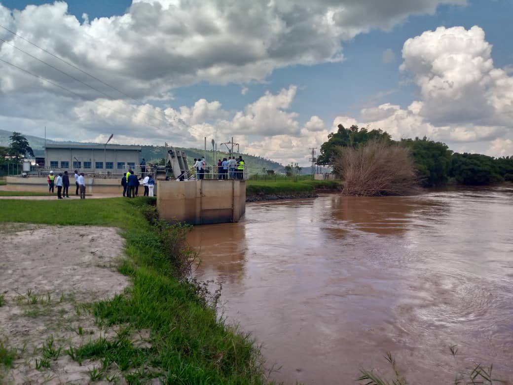 Aho amazi avira muri Nyabarongo yinjira mu ruganda