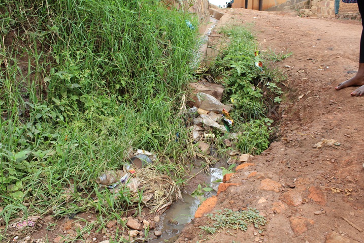 Amazi ava mu tubari areka muri ibi binogo, agateza ibibazo abaturage kuko aba yamanukanye n'imyanda.