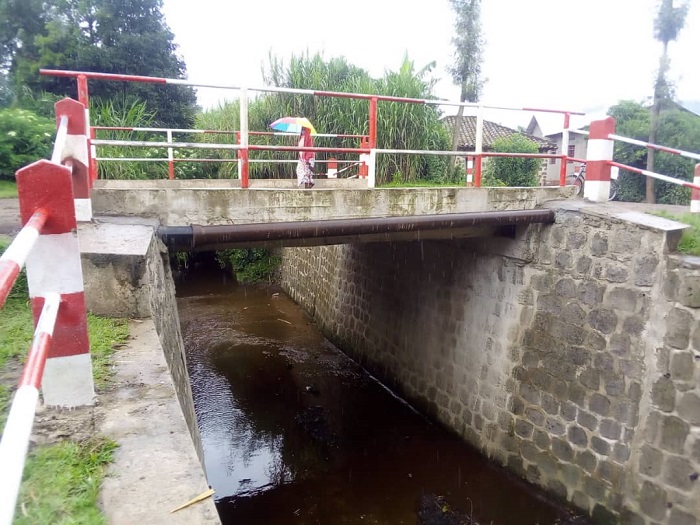 Hari ahagiye hubakwa ibiraro kugira ngo byoroshye ubuhahirane