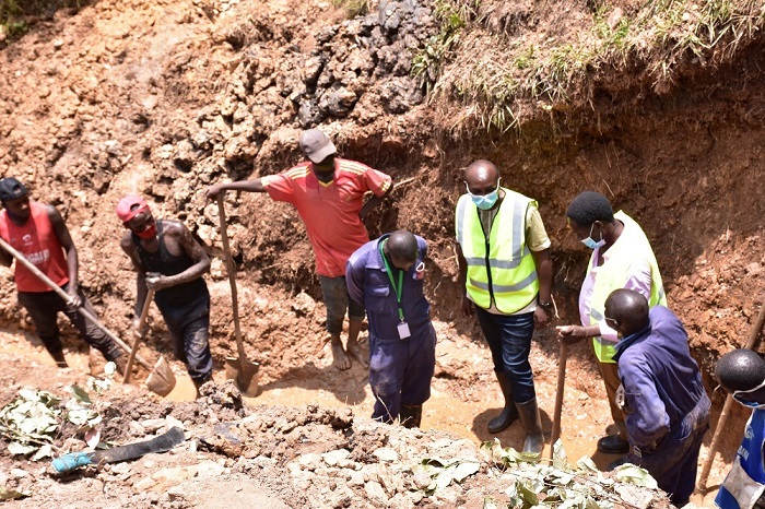 Hari gusiburwa imiyoboro yari yarashaje ngo yongere kugeza amazi mu mavomo rusange