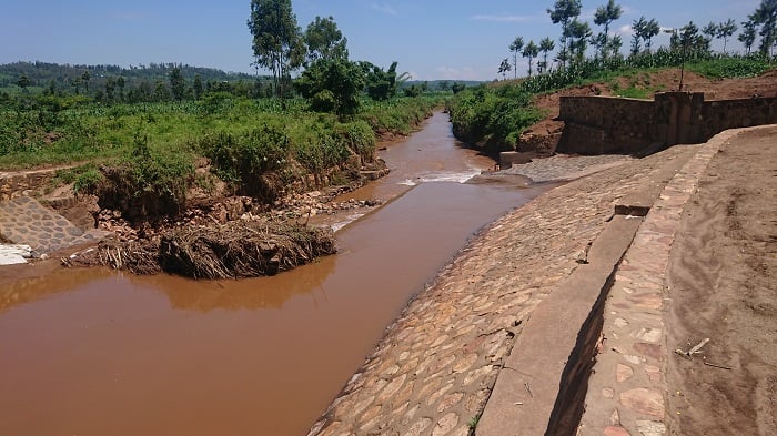 Amazi yasenye urukuta rwayoboraga amazi mu muyoboro uyatwara mu kiyaga kifashishwa mu kuhira