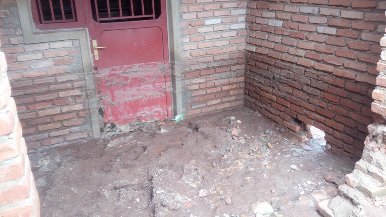 Amazi yaturutse mu muhanda ni aha yinjiriye, ariko na ho yabanje kuhuzura biba ngombwa ko ashakirwa inzira mu rukuta