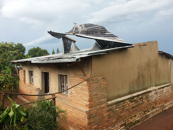 Amazu menshi yasambuwe n'umuyaga.