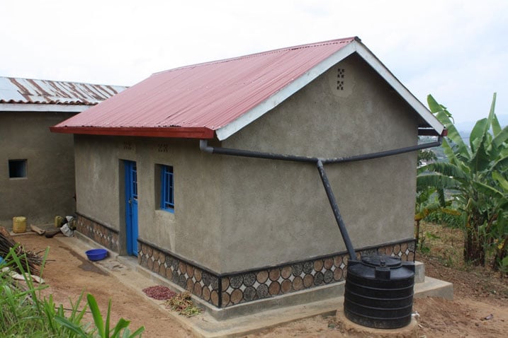 Amazu yarasanwe anashyirwaho ibigega byo gufata amazi.