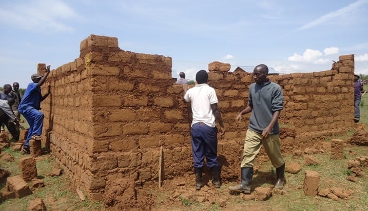 Amazu atatu yubatswe agezwa mu madirishya.