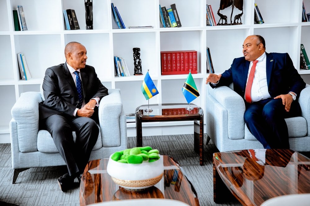 Amb. Gen Patrick Nyamvumba hamwe na Minisitiri w