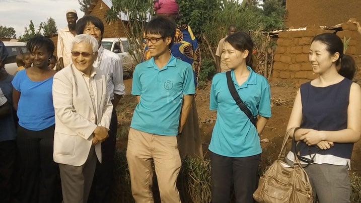 Ambasaderi w'Ubuyapani (wamabaye kositimu y'umukara) hamwe n'abakorerabushake ba JICA n'abakozi b'iyo ambasade basura imiyoboro y'amazi yubatswe ku nkunga ya JICA.