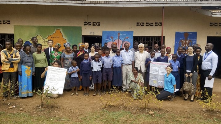 Ambasaderi w'Ubuyapani yanasuye ibikorwa by'abakorerabushake ba JICA bigisha isuku n'isukura muri Kayonza Christian School.