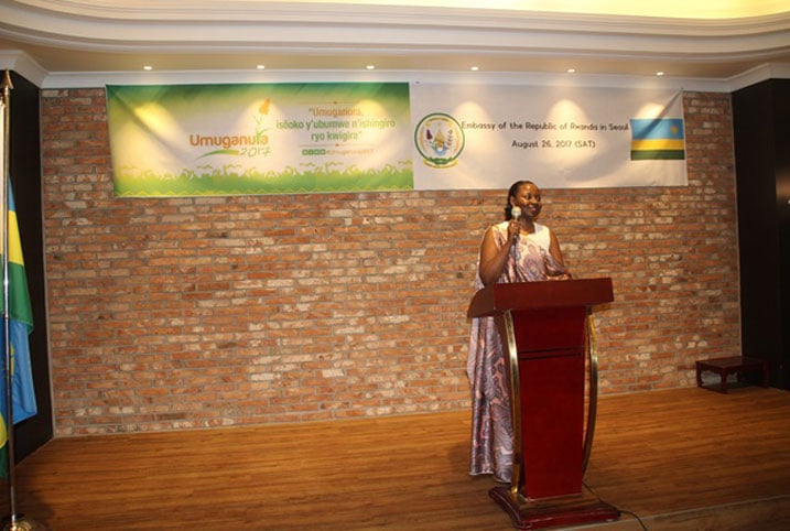 Ambasaderi w'u Rwanda muri Koreya y'Epfo, Emma-Françoise Isumbingabo ageza ijambo ku bitabiriye igikorwa cyo kwizihiza Umuganura wa 2017.