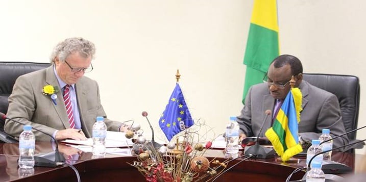 Ambasaderi Claver Gatete na mugenzi we Ambasaderi Michael Ryan, basinyana amasezerano y