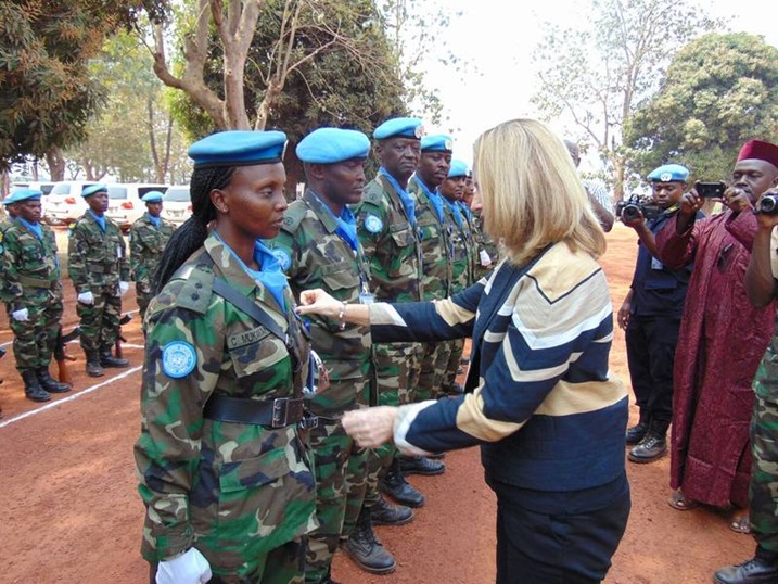 Ambasaderi Diane Corner yambika imidari Ingabo z