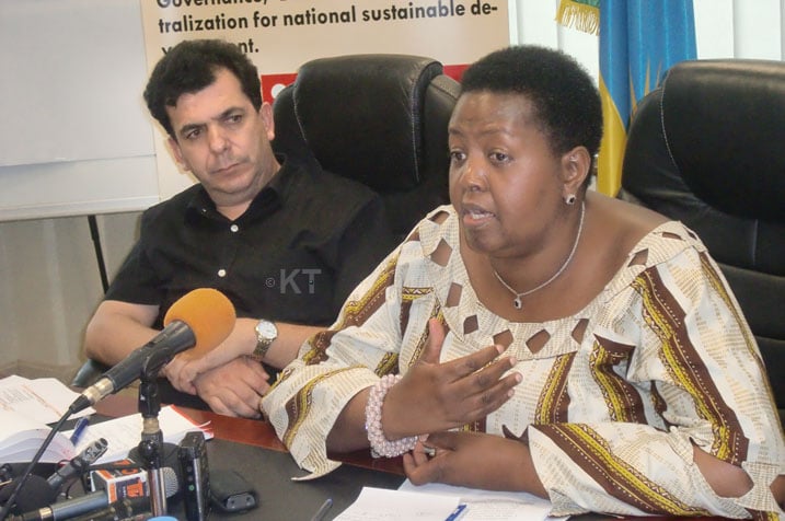 Ambasaderi Ndangiza avuga ko umuturage atagomba kwibukwa mu matora gusa