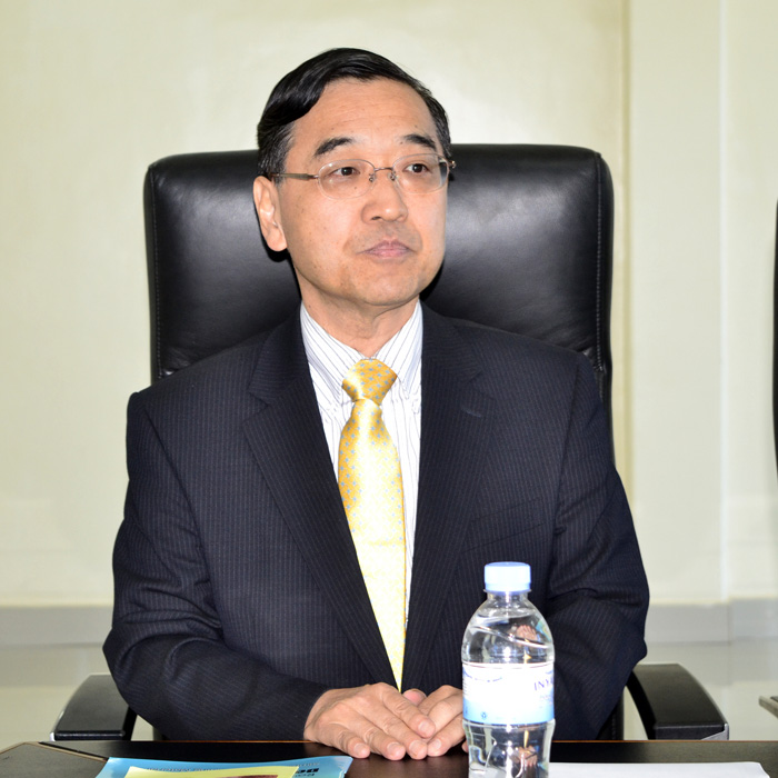 Ambasaderi Takayuki yaganiriye n'Abakozi b'Akarere ka Ruhango