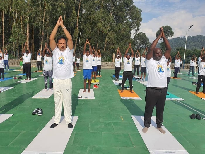 Ambasaderi w'u Buhinde na Guverineri Mugabowagahunde bifatanyije n'abaturage muri siporo ya YOGA