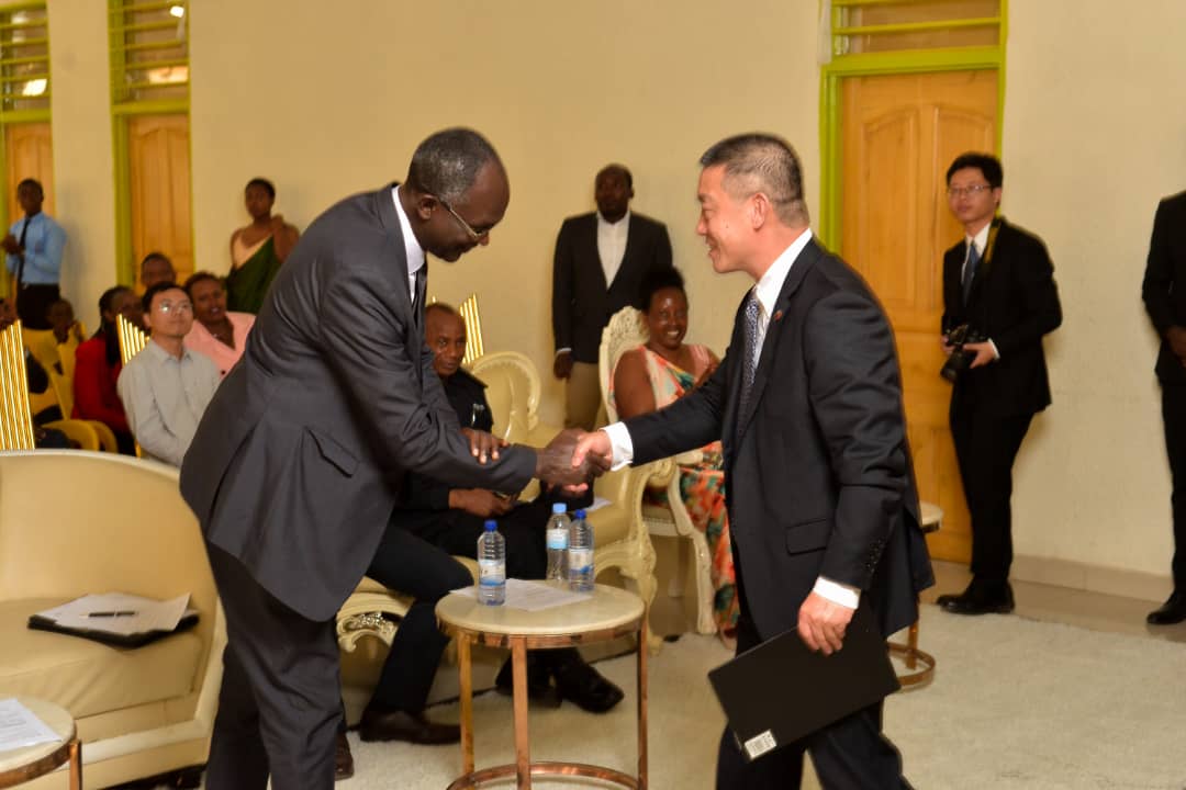 Ambasaderi w'u Bushinwa yijeje ubuyobozi bwa Wisdom School inkunga yo kujya bafasha abanyeshuri kwiga Medecine mu Bushinwa
