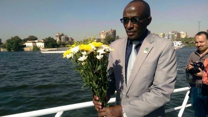 Ambasaderi w'u Rwanda mu Misiri, Sheikh Habimana Saleh, agiye kurambika indabo mu ruzi rwa Nil.