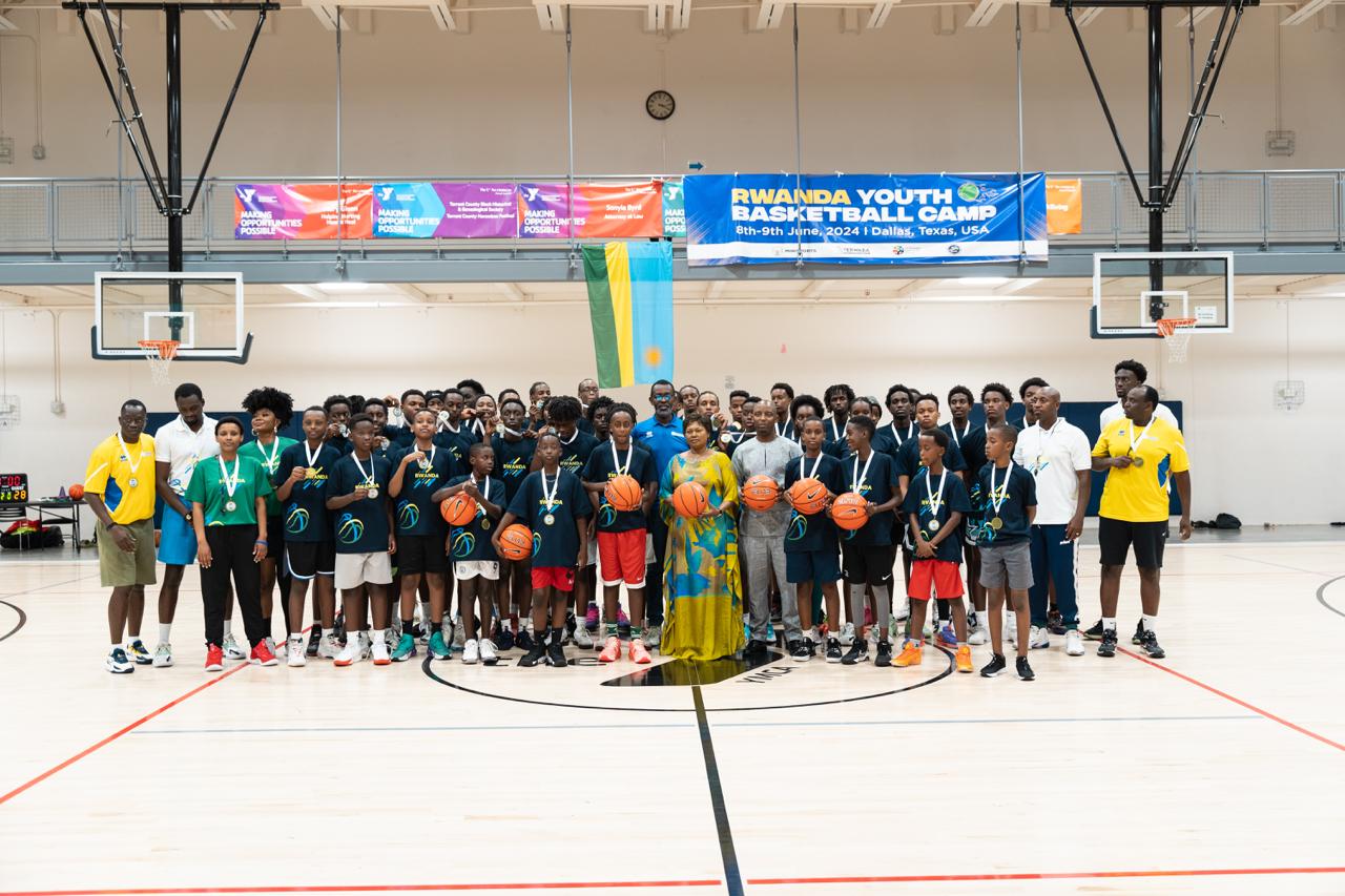 Ambasaderi w'u Rwanda muri Amerika Mathilde Mukantabana yifatanyije n'abana ubwo basozaga amahugurwa 