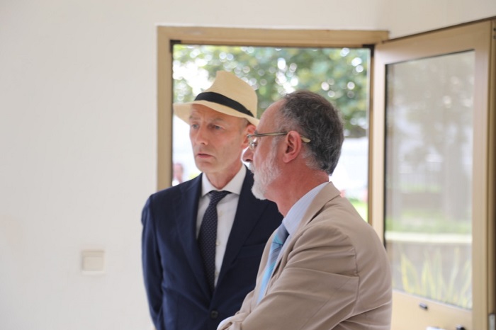 Ambasaderi w'Ubuholandi Matthijs Wolters (wambaye umukara) na Ambasaderi w'Ububiligi