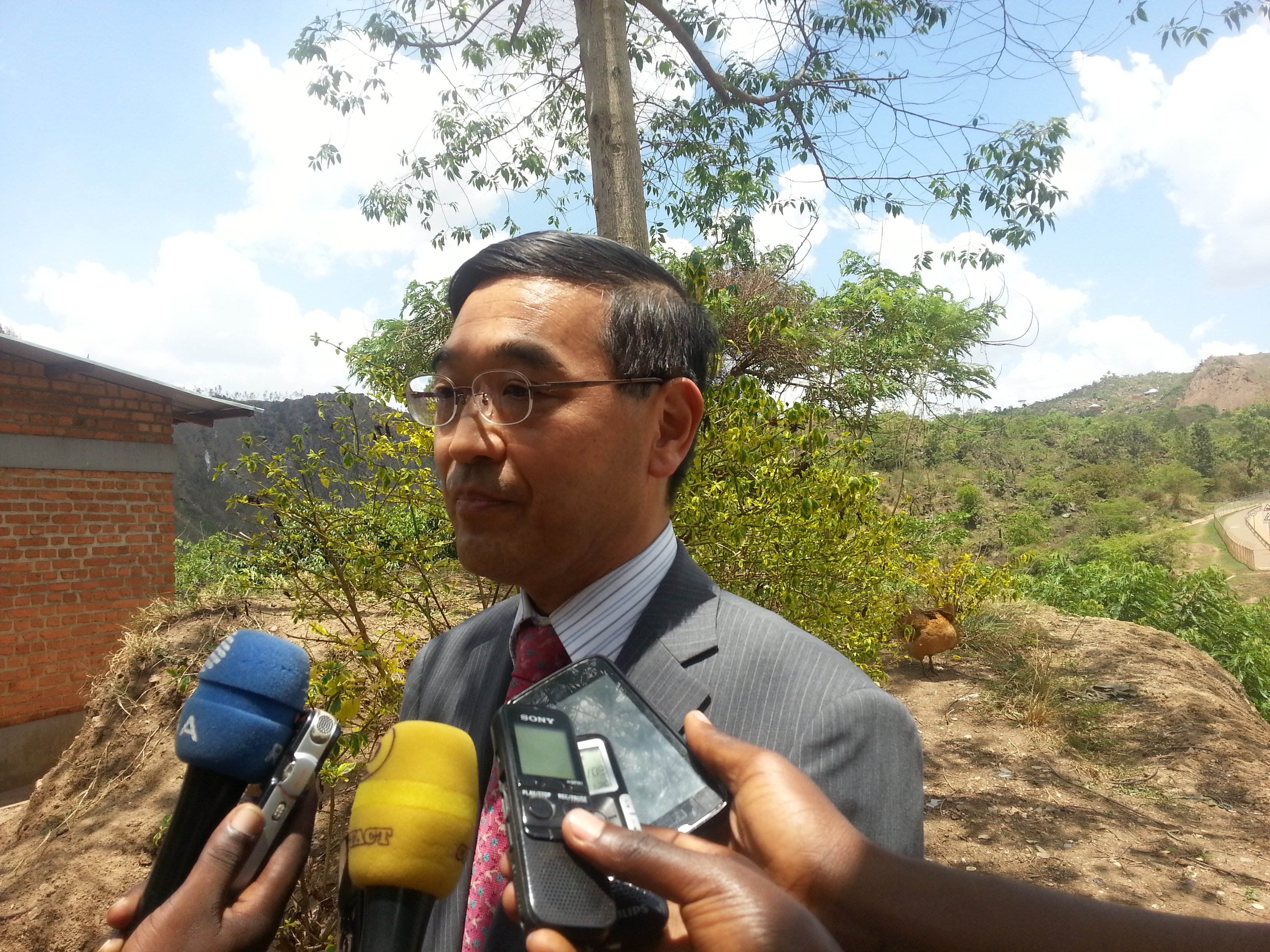 Ambasaderi w'ubuyapani mu Rwanda avuga ko igihugu ke cyisimira ko inkunga cyatanze mu mushinga wo kubaka One Stop Boerder Post y'ubakwe hanubakwe ikiraro kigezweho