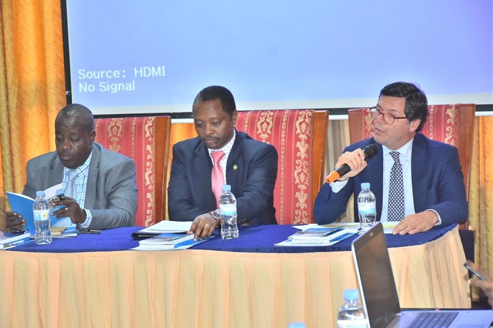 Ambasaderi wa EU mu Rwanda yavuze ko gusobanura ibiri mu nshingano bikiri ikibazo ku bayobozi bamwe na bamwe