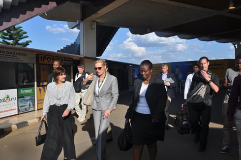 Minisitiri Ploumen (iwa kabiri uhereye ibumoso) akigera ku kibuga cy