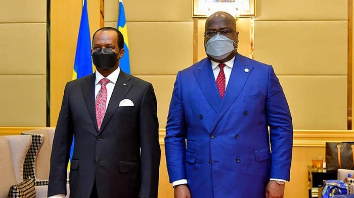 Ambasaderi Vincent Karega ari kumwe na Perezida Tshisekedi mu mwaka ushize ubwo yatangaga impapuro zimwemerera guhagararira u Rwanda muri DRC. Umubano hagati y