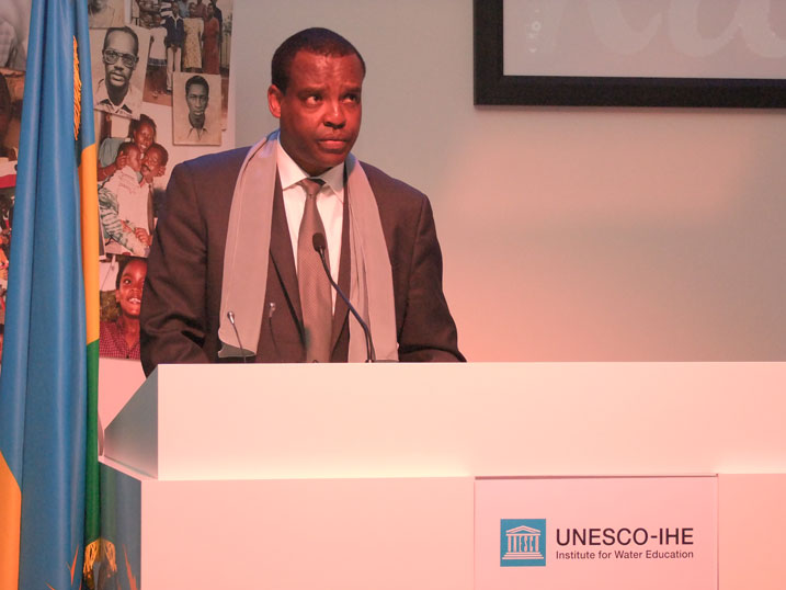 Amb Jean Pierre Karabaranga, yabwiye imbaga yari ihari ko abakoze Jenoside ubu bazi ko nta bushobozi babona bwo kongera gukora amahano bakozi ariko ko bafite umurindi mu guhakana no gupfobya kugira ngo bahindure ubusa abo bishe n'abarokotse.