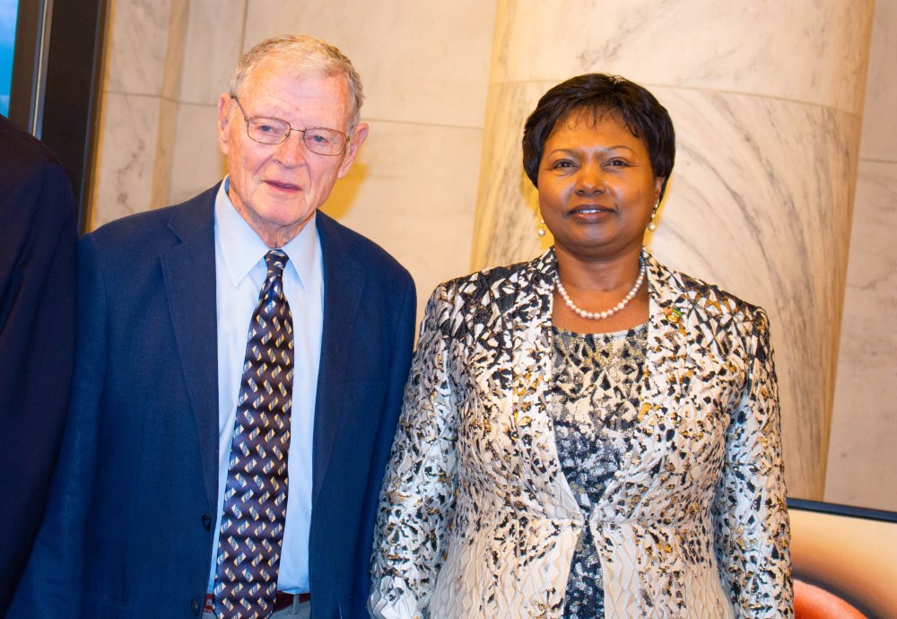 Ambasaderi Mukantabana hamwe na Senateri Inhofe