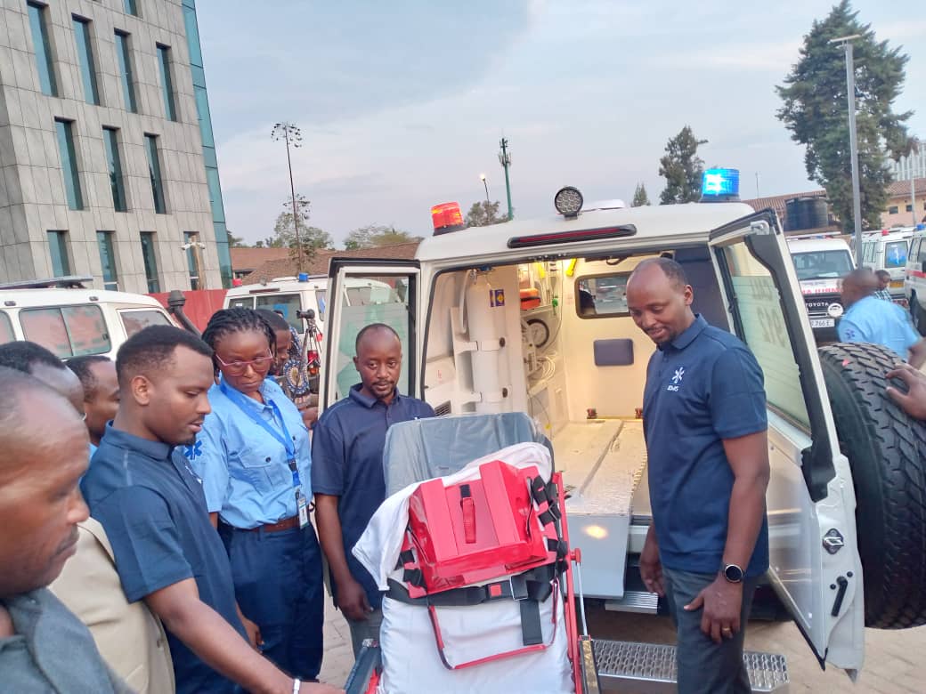Minisitiri w'Ubuzima, Dr Sabin Nsanzimana, aha yarimo agenzura imikorere y'izi mbangukiragutabara