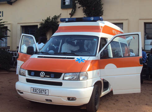 Ambulance Diyoseze ya Gatorika ya Cyangugu yahaye ibitaro bya Mibirizi.