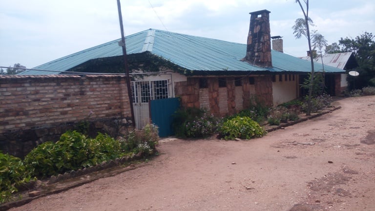 Amwe mu macumbi y'abakozi b'icyahoze ari IRST yabaye nk'amatongo. Iri ryari icumbi ry'umuyobozi mukuru