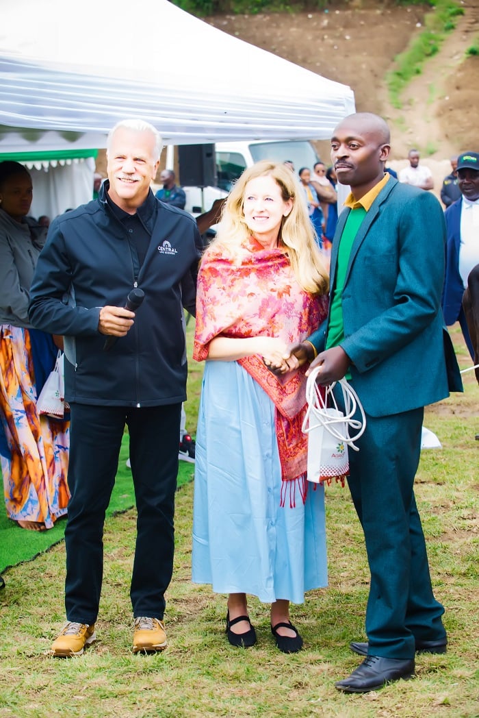 Abanyamerika batsindiye isoko ry'ibireti by'u Rwanda na bo bitabiriye igikorwa cyo guhemba abahinzi b'indashyikirwa