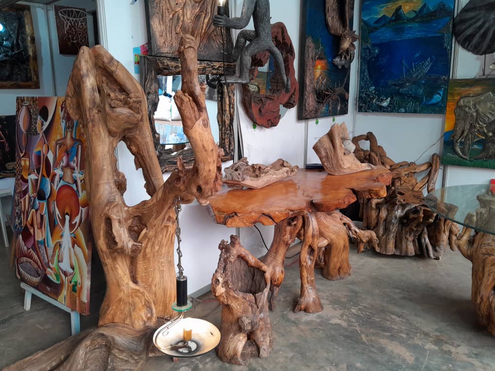 Akora ameza afite amaguru ameze nk'inzovu
