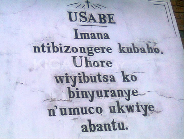 Amwe mu magambo yanditse ku nkuta za Cathedrale ya Nyundo ahacumbikiwe imibiri yabiciwe kuri iyo cathedrale mu gihe cya Jenoside.