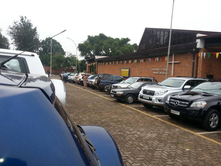 Amwe mu mamodoka y'abaje gusenga muri Saint Michel.