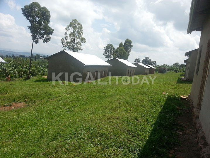 Amwe mu mazu bubakiye abatuye mu manegeka amaze igihe kirenga umwaka ataruzura.