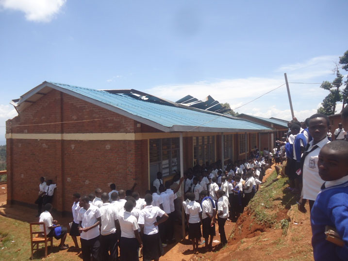 Ibyumba by'amashuri bitatu byangiritse, ibitabo by'imfashanyigisho n'abana batatu barakomereka byoroheje kuri GS St Esprit Mushaka.