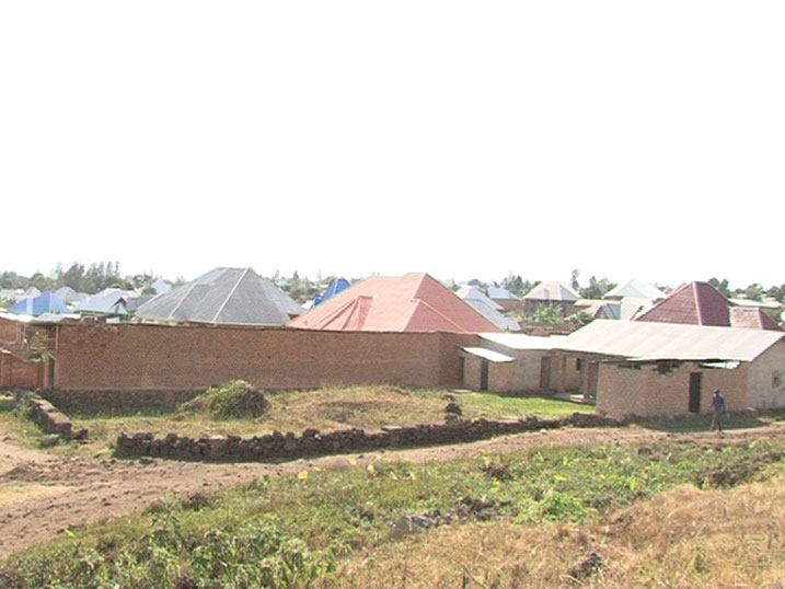 Amwe mu mazu yubatswe ariko agahagarikwa hateganywa gusana ikibuga cy'indege.