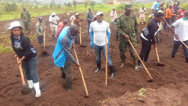 Abayobozi b'akarere bifatanyije n'abaturage b'Umudugudu wa Mushimba, Akagali ka Kigembe mu Murenge wa Gacurabwenge, mu muganda w'ukwezi.
