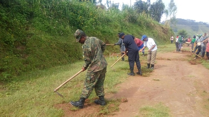 Inzego z'umutekano zifatanyije n'abaturage muri iki gikorwa.