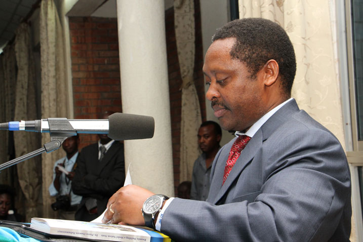 Dr Anastase Shyaka asaba Abanyahuye gushaka andi mahirwe abateza imbere aho kuganya.