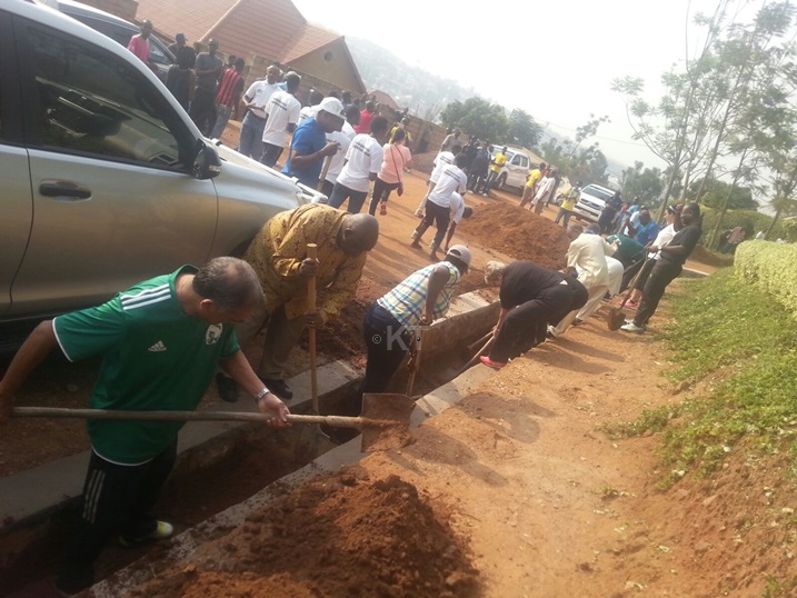 Abagize ishyirahamwe rya CAF ritegura CHAN bafatanyije na MINISPOC bakoreye umuganda mu murenge wa Kimironko, akagari ka Bibare, mu mudugudu w'Inyange.
