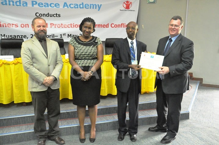 Andre Roux umwe mu bitabiriye amahugurwa ashyikirizwa icyemezo.