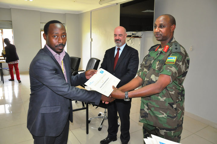 Andrew Rucyahana (umwe mu bitabiriye amahugurwa) ashyikirizwa inyemezabumenyi.