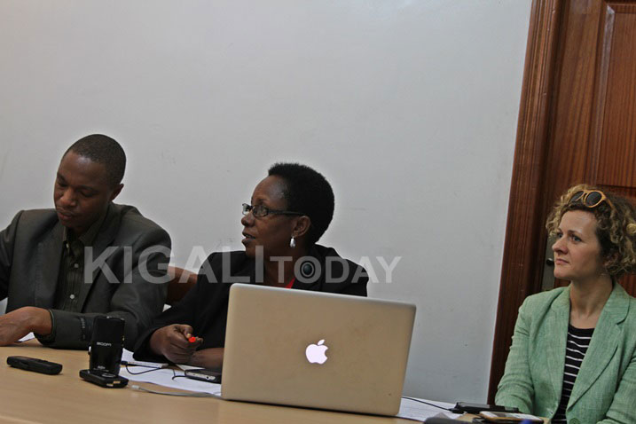 Anne Abakunzi (hagati) avuga ko mu Rwanda hari abantu bashobora kugirira uburezi akamaro bitagombye kuva hanze.