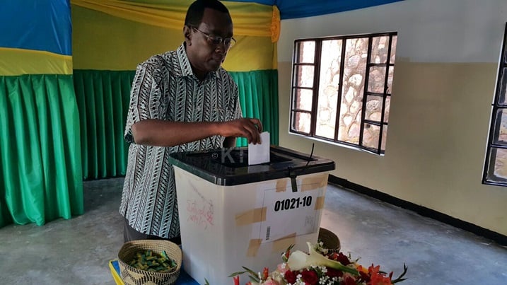 Perezida wa Sena Bernard Makuza mu gikorwa cyo gutora.