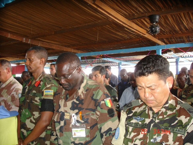Abasirikare baturuka mu bihugu bitandukanye bifatanyije na bagenzi babo baturuka mu Rwanda kwibuka Jenoside yakorewe Abatutsi.