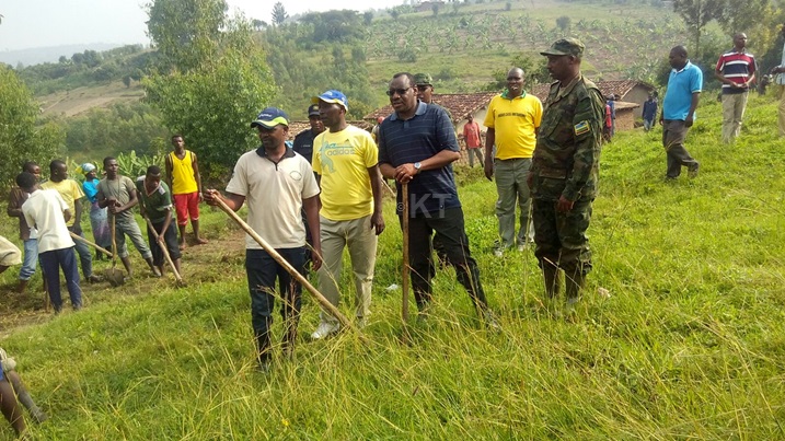 Minisitiri Gatete yifatanyije n'Abanyakamonyi mu muganda ubera mu mudugudu wa Kiranzi, akagari ka Kidahwe, ahavukiye intwari Fred Gisa Rwigema.