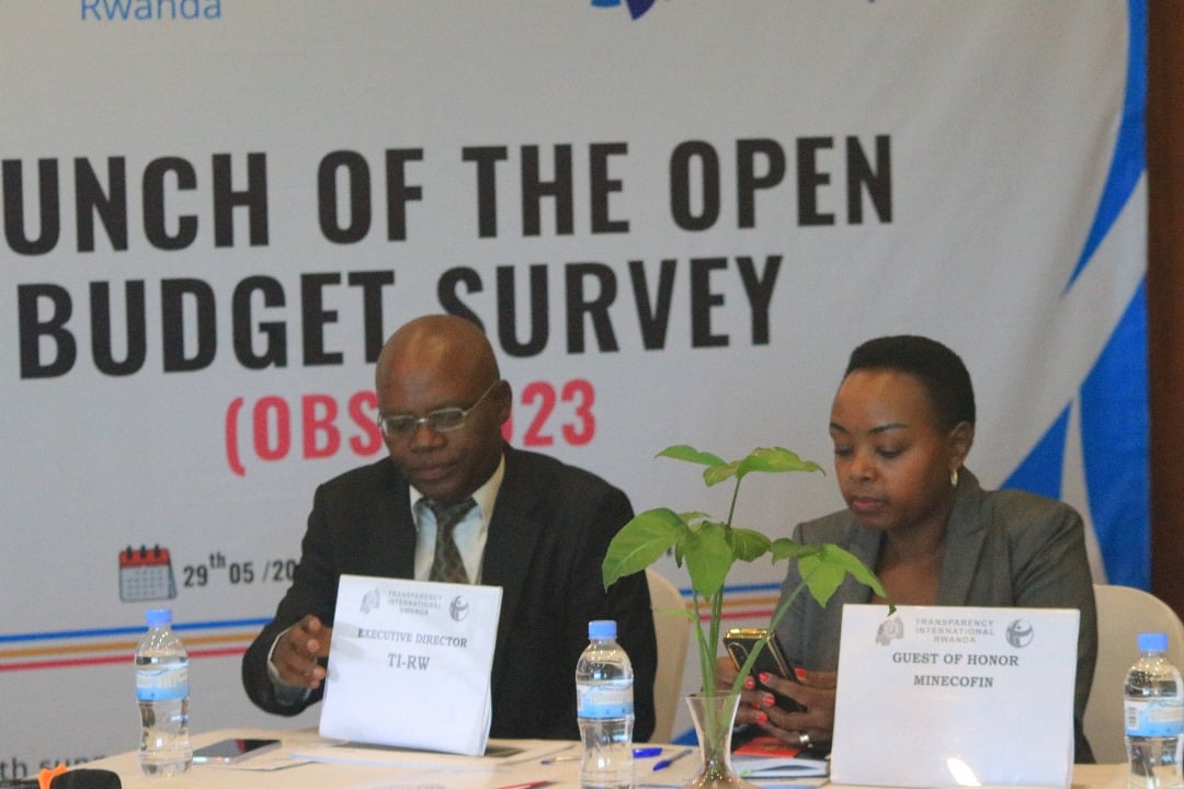 Apollinaire Mupiganyi wa Transparency International-Rwanda na Donnah Mbabazi wa MINECOFIN mu imurikwa ry